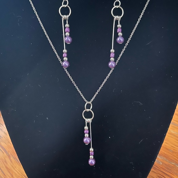 Earrings and necklaces - Picture 1 of 4